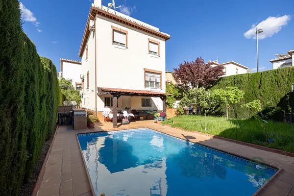 Casa de 0,0378 ha en venta en La zubia, Granada