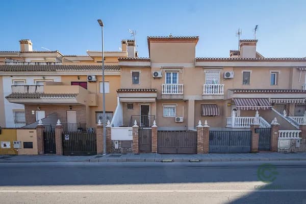 Casa de 0,027 ha en venta en Ogijares, Granada