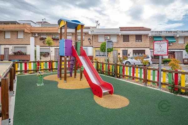 Casa de 0,0105 ha en venta en Peligros, Granada
