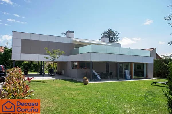 Casa de 0,0906 ha en venta en Oleiros, A coruña