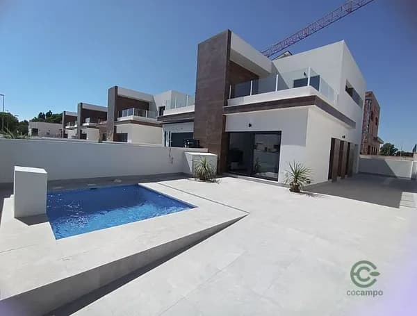 Casa de 0,0262 ha en venta en Daya nueva, Alicante
