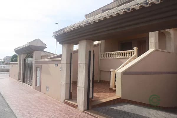 Casa de 0,0225 ha en venta en Torrevieja, Alicante