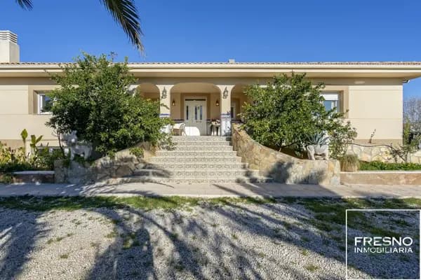 Finca ganadera de 0,4 ha en venta en Madrid