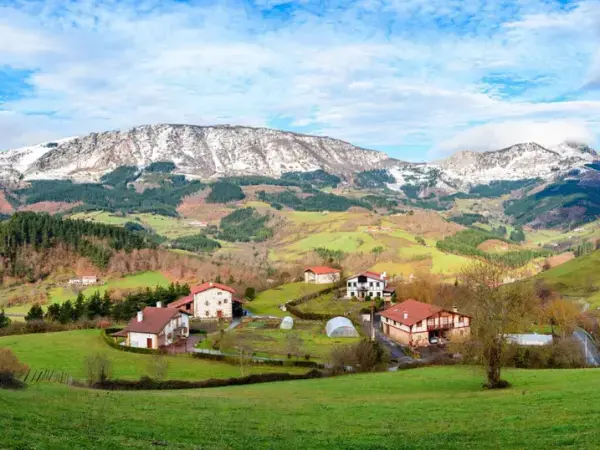 paisaje con montañas y casas