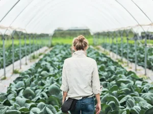 Mujer frente a plantacion