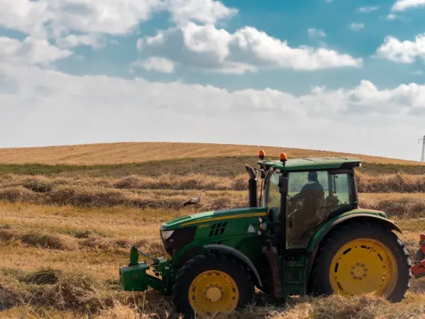 Ley de la Cadena Alimentaria tractor en campo