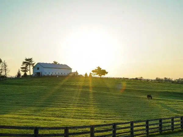 El sol se pone tras una finca rústica