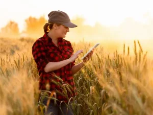 Una agricultora hace uso del cuaderno de campo digital en su explotación.