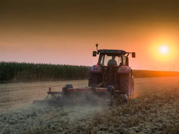 Maquinaria agrícola en el campo.