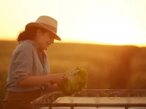 Una mujer realiza labores agrícolas en su explotación, ilustrando el empoderamiento de la mujer rural.