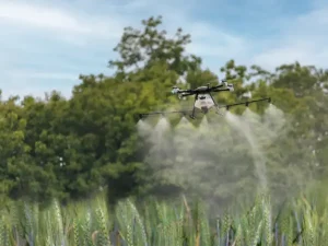 Un dron rocía agua sobre un campo en una operación de agricultura de precisión.