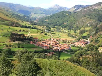 Vista aérea de una zona rural de colinas verdes en Asturias