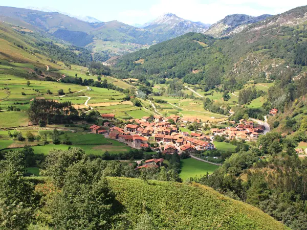 Vista aérea de una zona rural de colinas verdes en Asturias