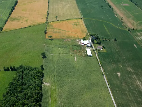 Vista aérea de un campo con una finca rústica en el centro.