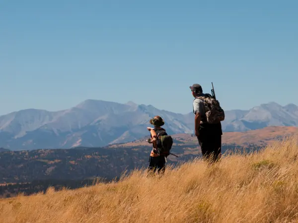 Dos cazadores en el campo durante la temporada de caza en Aragón 2024/2025.