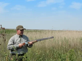 Cazador porta un arma en el campo durante la temporada de caza en Canarias 2025/2026.
