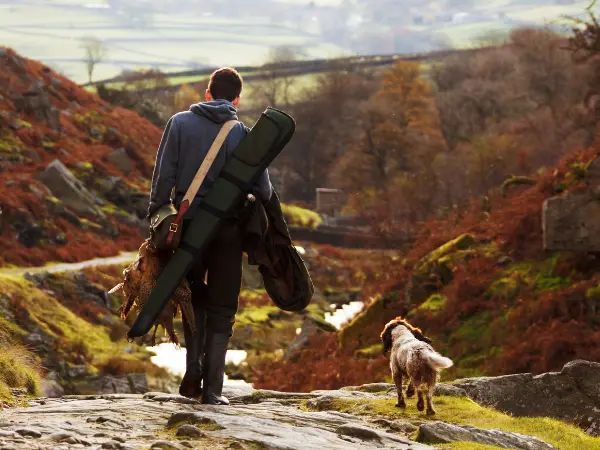Cazador y su perro avanzan hacia el campo durante la temporada de caza en Extremadura 2025/2026.