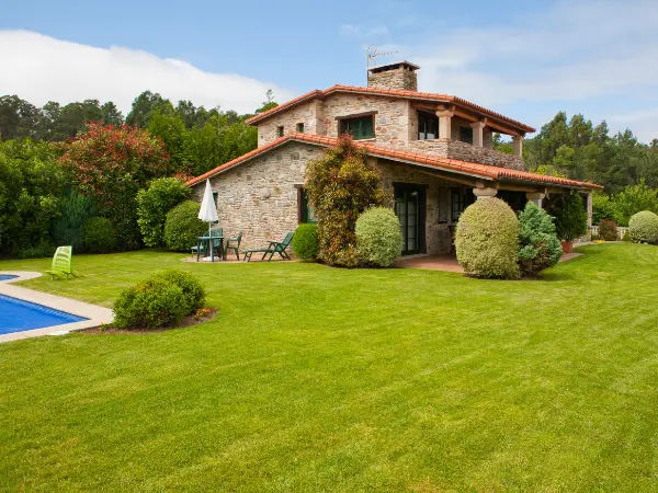 Casa con piscina privada y amplio jardín.