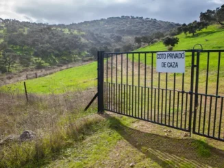Cartel de señalización en el acceso a un coto privado de caza, uno de los tipos de cotos de caza en España.
