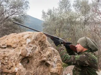 Cazador apuntando con escopeta respetando la distancia de seguridad en la caza.