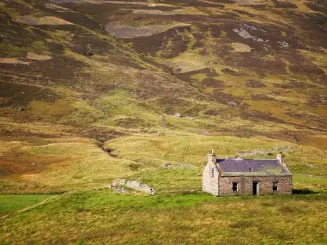 Paisaje rural con casa aislada que ilustra qué es una finca rústica en el campo.