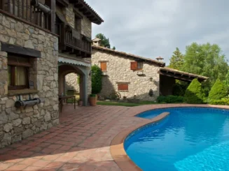 Casa rural de piedra con piscina y jardín, perfecta para turismo rural.