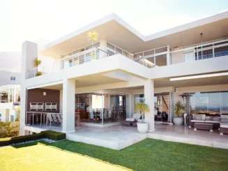 Casa prefabricada en suelo urbano como ejemplo de qué es una finca urbana.