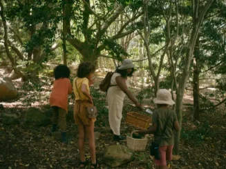 Família a praticar turismo sustentável enquanto explora a natureza.