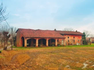 Quinta rústica com edifício agrícola antigo em zona rural.