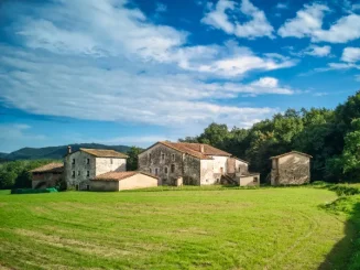 Casas de povo típicas em uma aldeia.