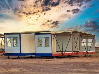 Casa pré-fabricada em terreno.