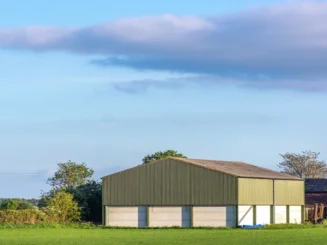 Casa pré-fabricada construída num terreno.